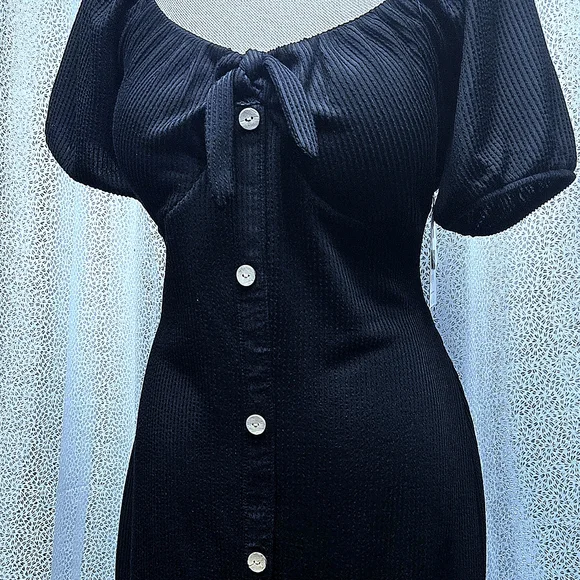 Elegant Black Midi Dress with Scoop Neck and Puff Sleeves - Picture 7 of 10